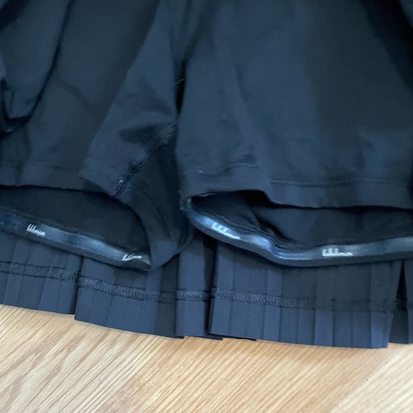 Lulu Lemon Size 8 Black skirt - Picture 2 of 4